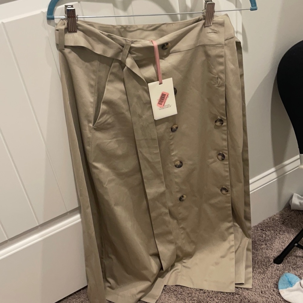 Alex Marie Khaki skirt with pockets. double buttons down the front of skirt. NWT
